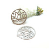 Pendentif Fleurs de Lotus dans médaillon, Yoga 30mm, Acier Inoxydable finition Argenté Rhodié
