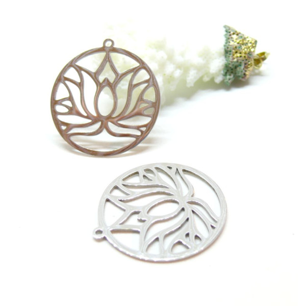 Pendentif Fleurs de Lotus dans médaillon, Yoga 30mm, Acier Inoxydable finition Argenté Rhodié