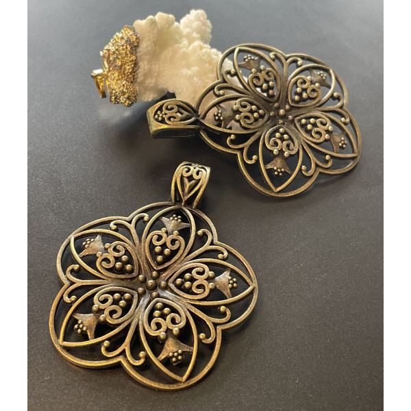 Grand pendentifs fleur 53mm, Laiton finition Bronze