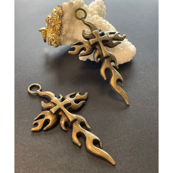 Pendentifs Croix de feu, laiton finition Bronze