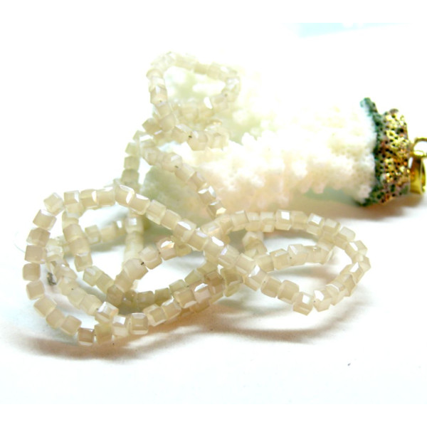 Perles Cubes facettées 2 par 4 mm,  Verre coloris FR02