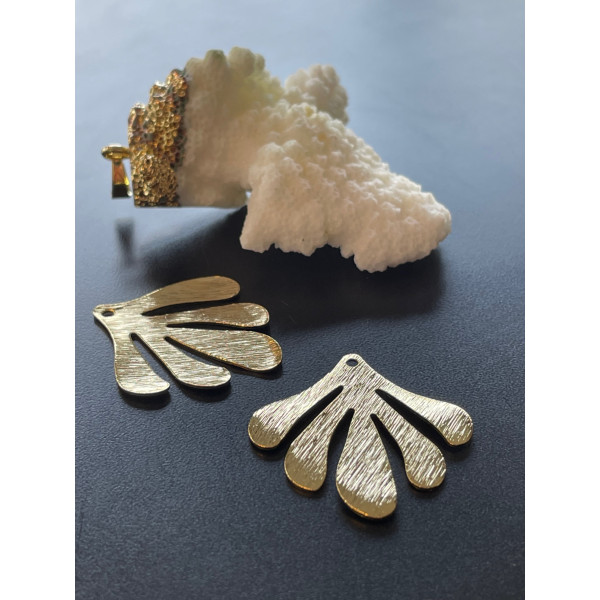 Pendentifs  texturés forme Feuille 31mm, Laiton finition Doré à l'or fin 24K