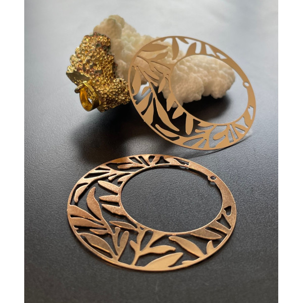 Estampes, pendentif filigrane, Feuilles dans Cercle 41mm, laiton finition Doré