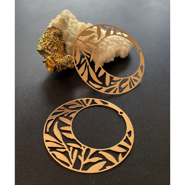 Estampes, pendentif filigrane, Feuilles dans Cercle 41mm, laiton finition Doré