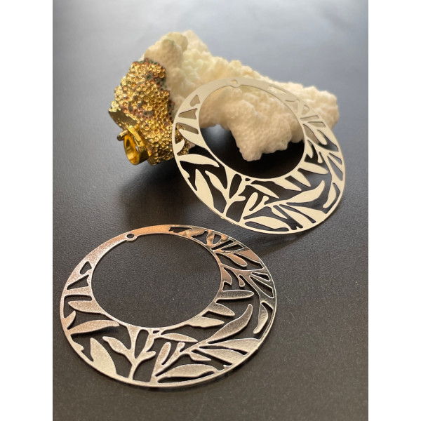 Estampes, pendentif filigrane, Feuilles dans Cercle 41mm, laiton finition Argenté