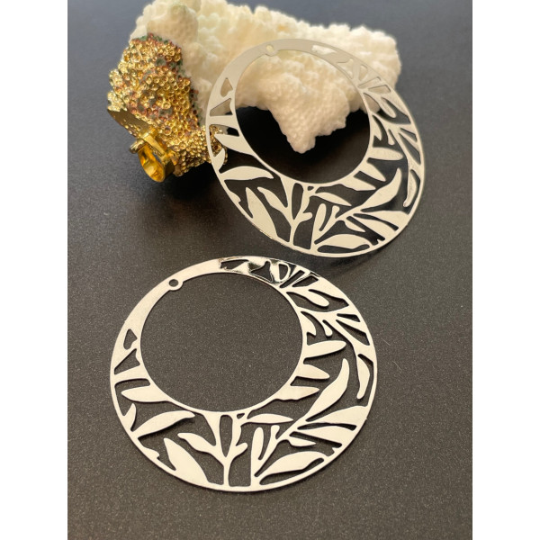 Estampes, pendentif filigrane, Feuilles dans Cercle 41mm, laiton finition Argenté