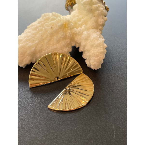 Pendentif forme Géométrique, Eventail texturé 25mm, Acier Inoxydable 304 finition Doré à l'or fin 24K, placage IONIQUE