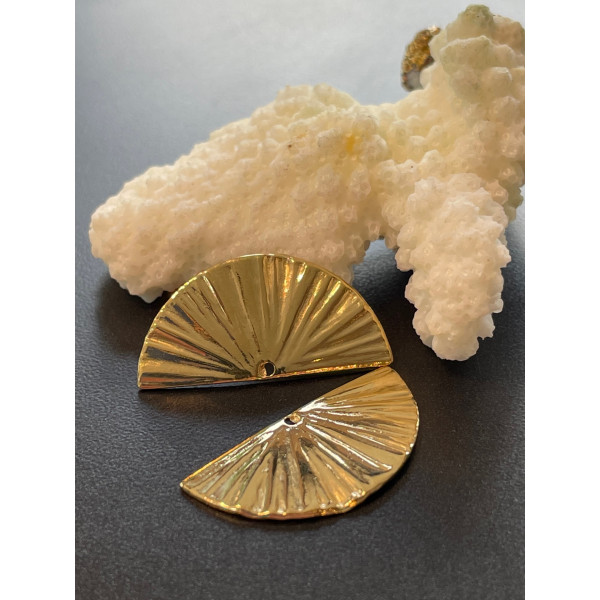 Pendentif forme Géométrique, Eventail texturé 25mm, Acier Inoxydable 304 finition Doré à l'or fin 24K, placage IONIQUE