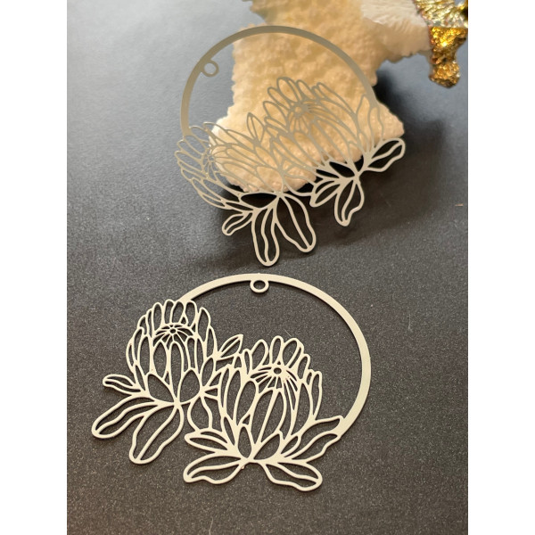 Estampes, pendentif filigrane Multi fleurs dans cercle 39mm, Acier Inoxydable finition Argenté