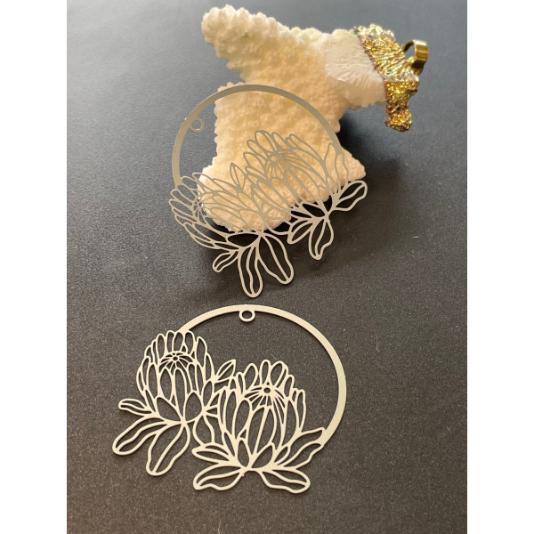 Estampes, pendentif filigrane Multi fleurs dans cercle 39mm, Acier Inoxydable finition Argenté