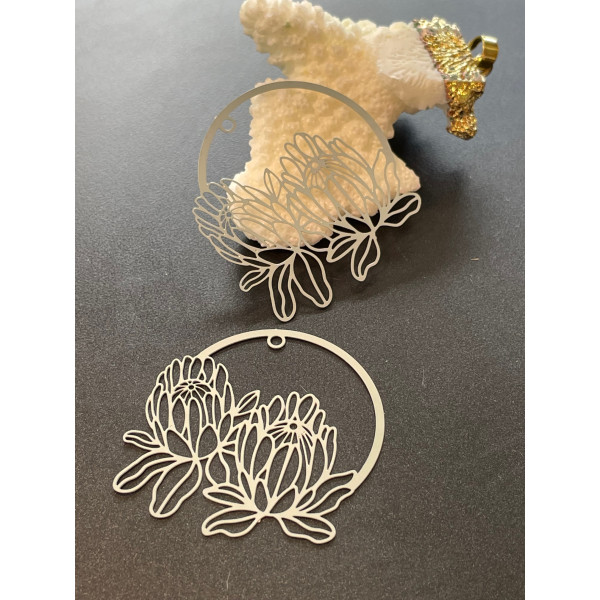 Estampes, pendentif filigrane Multi fleurs dans cercle 39mm, Acier Inoxydable finition Argenté