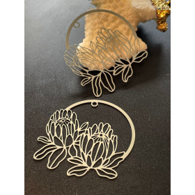 Estampes, pendentif filigrane Multi fleurs dans cercle 39mm, Acier Inoxydable finition Argenté