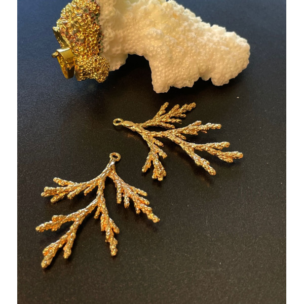 Pendentif Feuille, tige de Corail Laiton effet Texturé, finition doré à l'or fin 18K