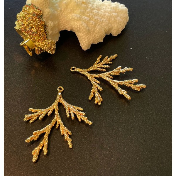 Pendentif Feuille, tige de Corail Laiton effet Texturé, finition doré à l'or fin 18K