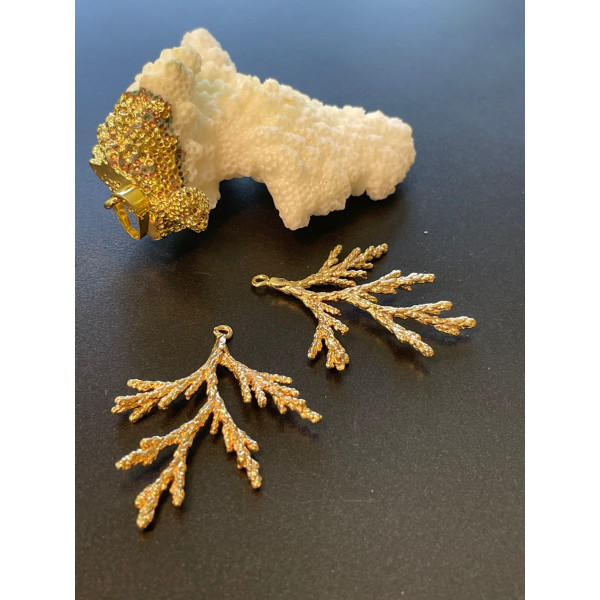 Pendentif Feuille, tige de Corail Laiton effet Texturé, finition doré à l'or fin 18K