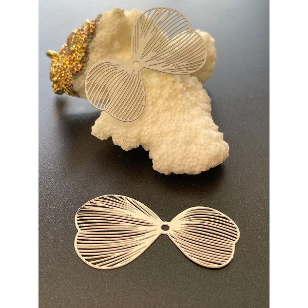 Estampes, pendentif filigrane Pétales 28 par 50mm, Acier Inoxydable finition Argenté