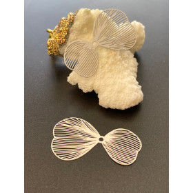 Estampes, pendentif filigrane Pétales 28 par 50mm, Acier Inoxydable finition Doré