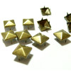 Clous pyramide à griffe de 8.5 mm pour customisation, métal finition  Bronze