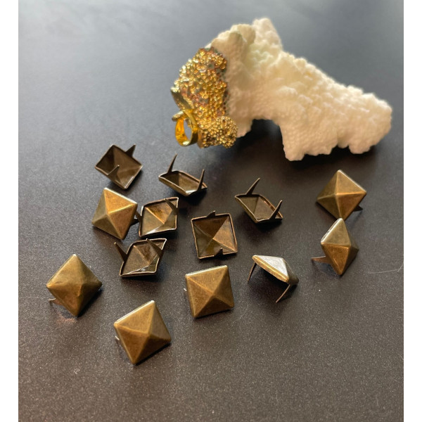 Lot de 50 Rivets Clous Pyramide Carrée 9mm à 2 Griffes – Métal Bronze