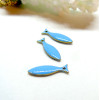 Pendentifs Poisson, Sardine 15mm résine émaillé Bleu turquoise métal Placage Doré
