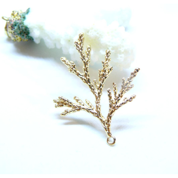 Pendentif Feuille, tige de Corail Laiton effet Texturé, finition doré à l'or fin 18K