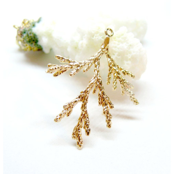 Pendentif Feuille, tige de Corail Laiton effet Texturé, finition doré à l'or fin 18K