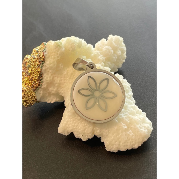 Pendentif, Médaillon Nacre Fleur 23 mm, Acier Inoxydable coloris Argent