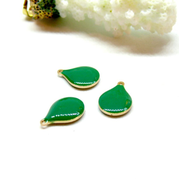 sequins émaillés Goutte 13 par 9mm Vert sur une base en cuivre doré