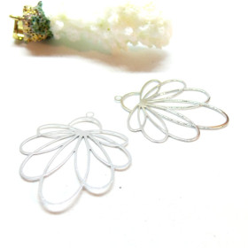 Estampes, pendentifs filigrane Fleur Eventail 34 par 31mm, finition Argent Platine