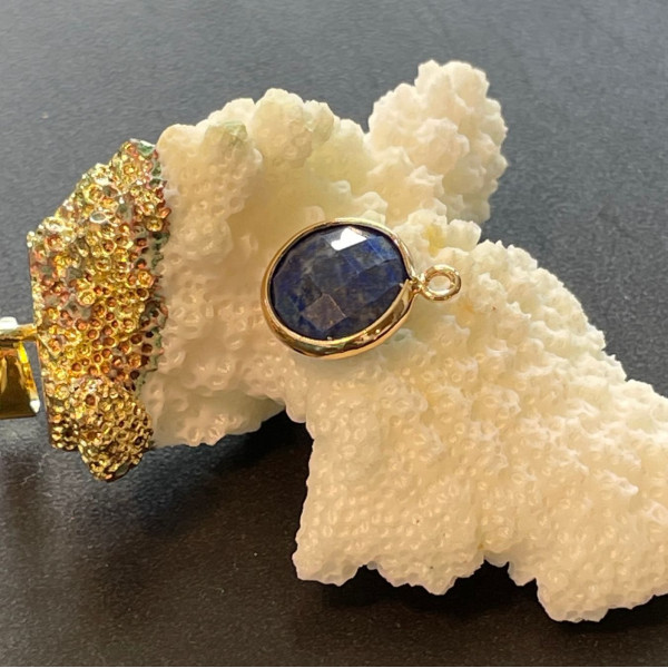 Pendentif, Lapis lazuli facettée 14.5mm,  Laiton finition Doré