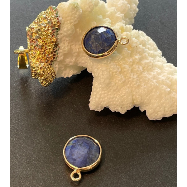 Pendentif, Lapis lazuli facettée 14.5mm,  Laiton finition Doré