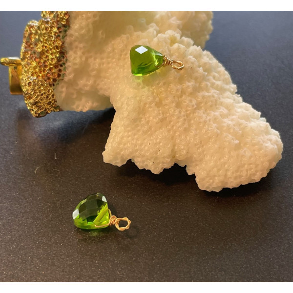 Pendentif Triangle en verre facetté VERT 11mm, acier Inoxydable 304 finition Doré