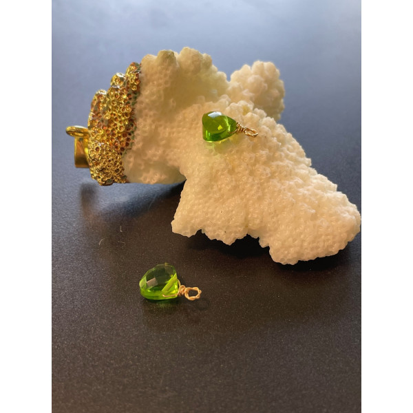 Pendentif Triangle en verre facetté VERT 11mm, acier Inoxydable 304 finition Doré