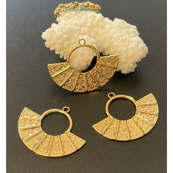 Pendentif Demi Cercle Eventail 37mm, Laiton finition doré à l'or fin 18K