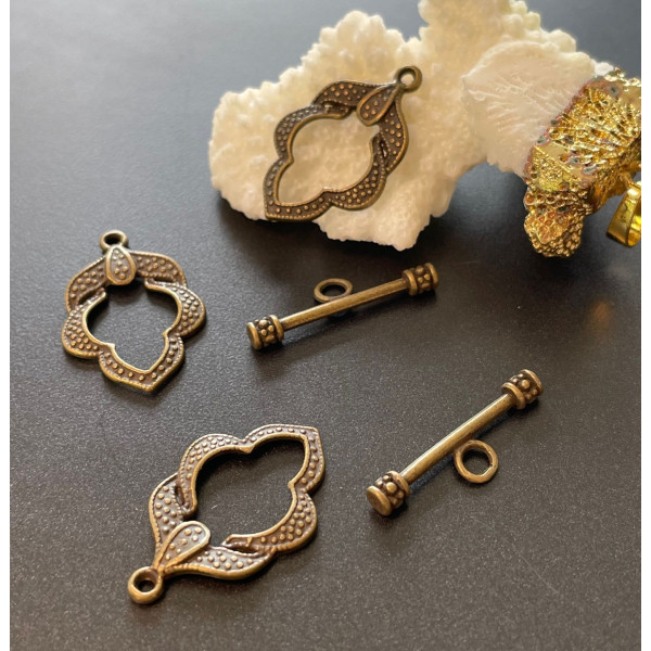 fermoirs T toggle motif feuille