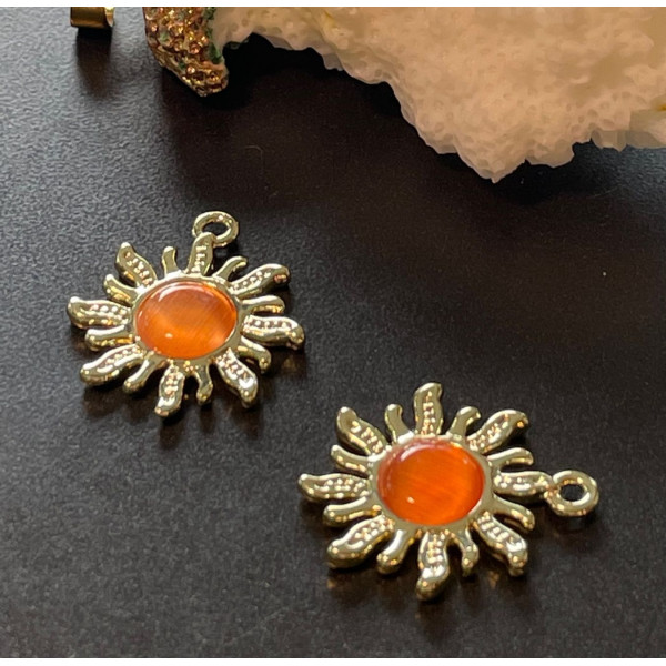 Pendentifs Soleil 21.5 mm – Métal Doré & Oeil de Chat Orange