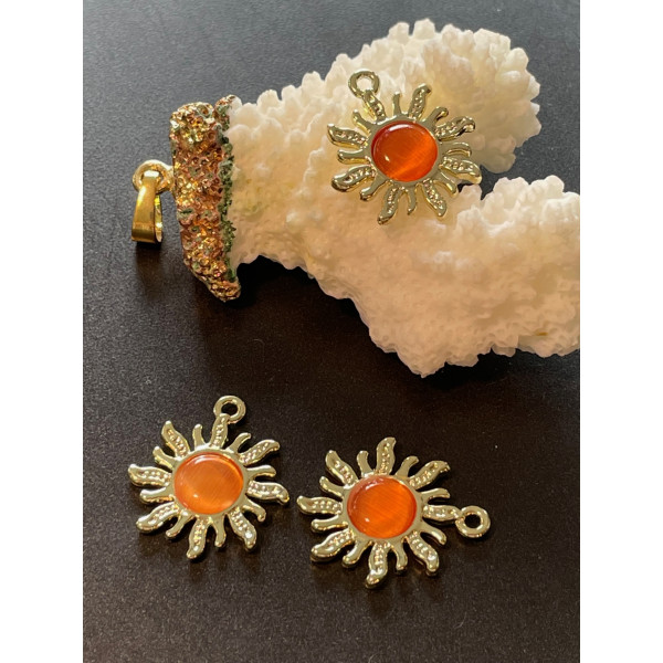 Pendentifs Soleil 21.5 mm – Métal Doré & Oeil de Chat Orange