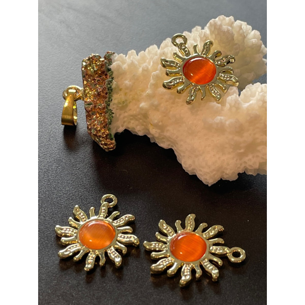 Pendentifs Soleil 21.5 mm – Métal Doré & Oeil de Chat Orange