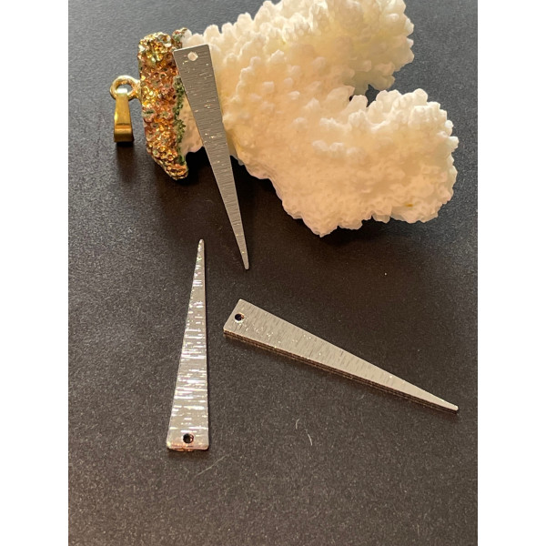 Pendentifs Triangle Strié 36.5 mm – Laiton Argenté – Style Graphique
