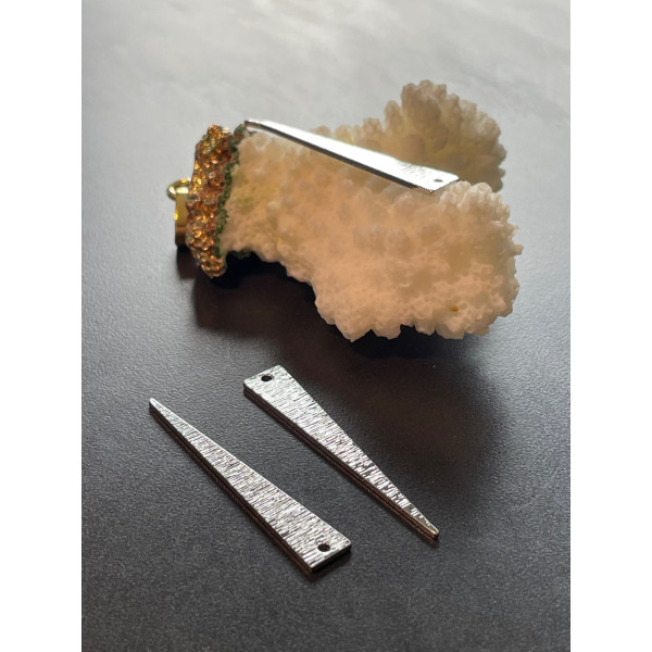 Pendentifs Triangle Strié 36.5 mm – Laiton Argenté – Style Graphique