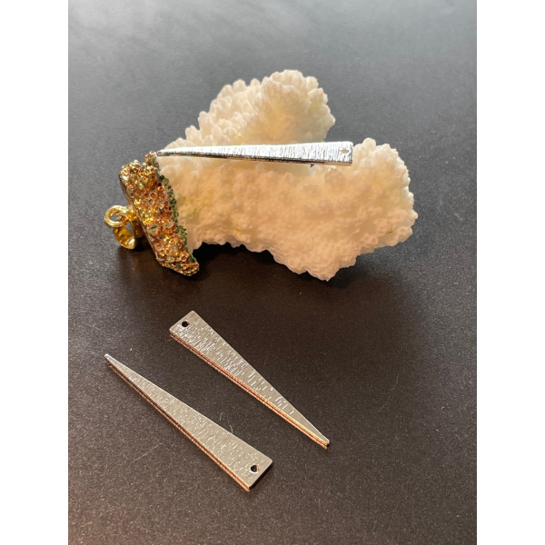 Pendentifs Triangle Strié 36.5 mm – Laiton Argenté – Style Graphique