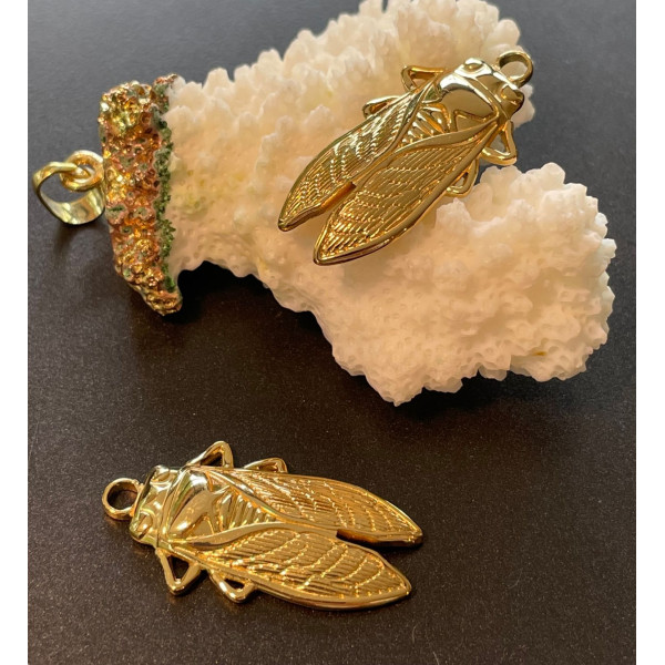 Pendentif Cigale 29,5 mm – Acier Inoxydable Doré à l’or fin 18K – Placage Ionique