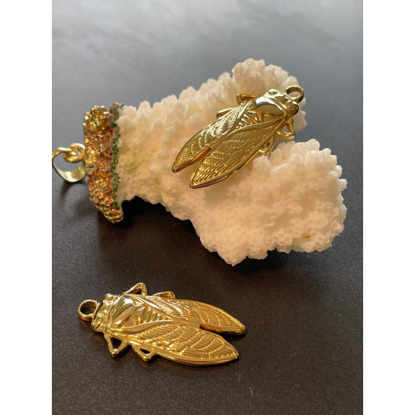 Pendentif Cigale 29,5 mm – Acier Inoxydable Doré à l’or fin 18K – Placage Ionique