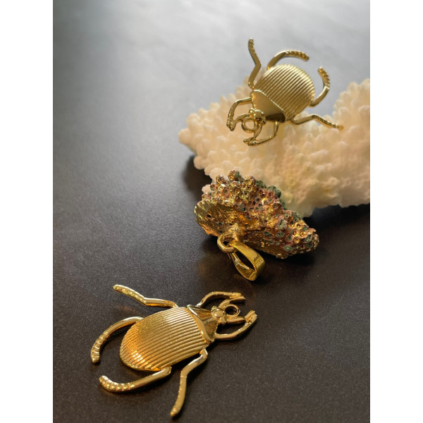 Pendentif amulette Scarabée 30.5mm – Acier inox 304 doré à l’or fin 18K – Placage IONIQUE