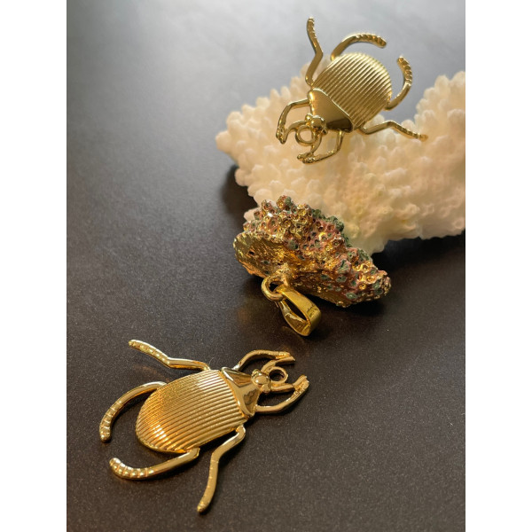 Pendentif amulette Scarabée 30.5mm – Acier inox 304 doré à l’or fin 18K – Placage IONIQUE
