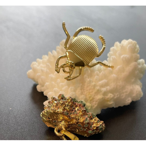 Pendentif amulette Scarabée 30.5mm – Acier inox 304 doré à l’or fin 18K – Placage IONIQUE