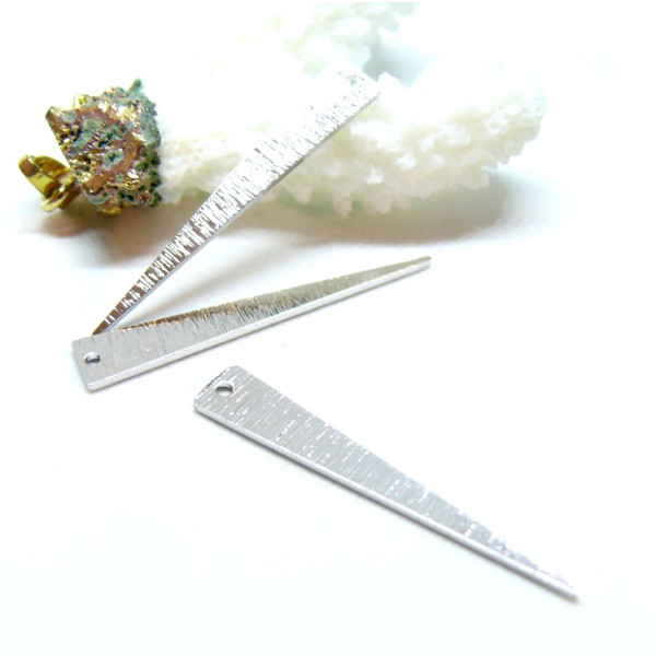 Pendentifs Triangle Strié 36.5 mm – Laiton Argenté – Style Graphique