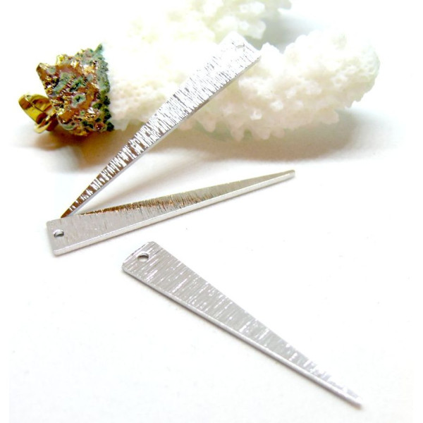 Pendentifs Triangle Strié 36.5 mm – Laiton Argenté – Style Graphique