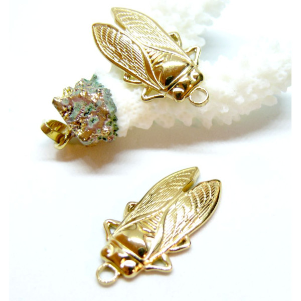 Pendentif Cigale 29,5 mm – Acier Inoxydable Doré à l’or fin 18K – Placage Ionique
