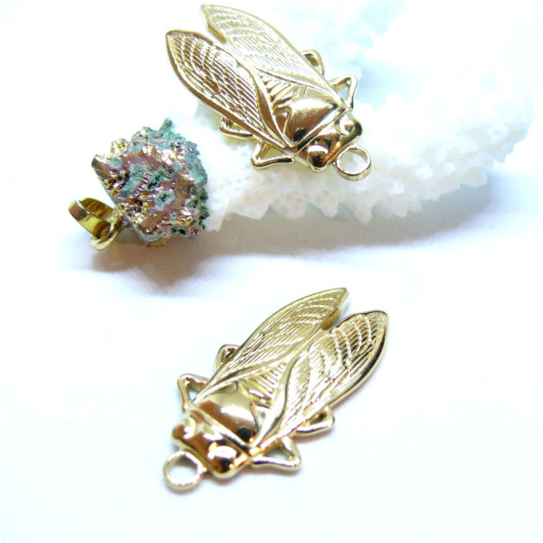 Pendentif Cigale 29,5 mm – Acier Inoxydable Doré à l’or fin 18K – Placage Ionique